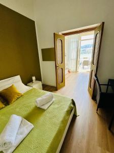 Кровать или кровати в номере beach front bliss mondello