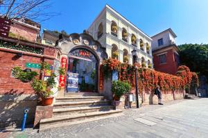 un bâtiment avec des fleurs sur le côté d'une rue dans l'établissement Gulangyu Yuanzhongyuan Homestay, à Gulang Yu