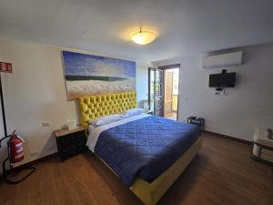 une chambre avec un lit et un tableau au mur dans l'établissement SEASIDE COTTAGE LADISPOLI CERRETO, à Ladispoli 30 autres photos