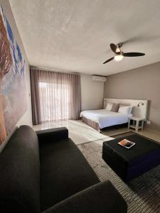 Hillside Executive Accommodation tesisinde bir odada yatak veya yataklar