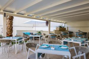Reštaurácia alebo iné gastronomické zariadenie v ubytovaní Alaba Hotel
