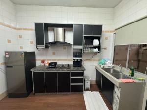 O bucătărie sau chicinetă la Mai Homestay Seksyen 7 Shah Alam +15 fotografii