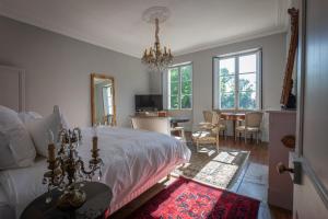 布尔日Le Château du Sollier - Charme calme et confort climatisation à 5mn du peage的一间带床的卧室和一间餐厅