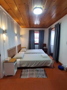 Ένα ή περισσότερα κρεβάτια σε δωμάτιο στο Quinta do Atlântico