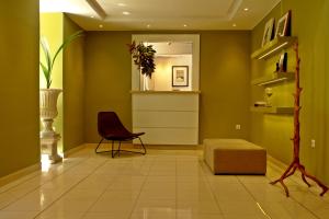 - un salon avec une chaise et un canapé dans l'établissement Semeli Hotel, à Athènes