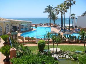 a large swimming pool with the ocean in the background at Casa Lola in Sitio de Calahonda