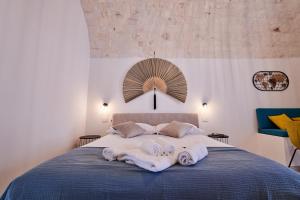 a bedroom with a bed with towels on it at Domus Villanova in Triggianello