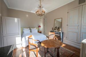 Le Château du Sollier - Charme calme et confort climatisation à 5mn du peage客房内的一张或多张床位