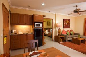 a room with a kitchen and a living room at Baan Souy Resort in Pattaya South