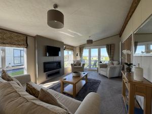 un salon avec un canapé et une table dans l'établissement Stewarts Resort Lodge 59, à St Andrews