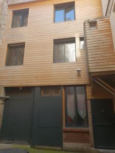 un edificio con dos puertas de garaje delante de él en Le REFUGE DIEPPOIS plein centre ville BY HOLIDIEPPE, en Dieppe