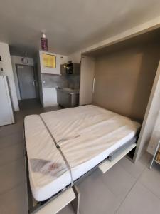 a room with a bed in a room at Héliopolis F9 in Cap d'Agde