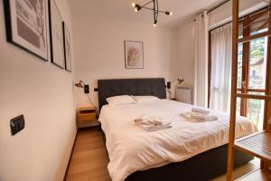 Ένα ή περισσότερα κρεβάτια σε δωμάτιο στο Camelia at the Lake - Acquaseria, San Siro by LoveComo