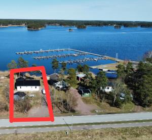 una vista aerea di un lago con un gruppo di aerei di Modernt fritidshus med havsutsikt Mönsteråsviken a Mönsterås