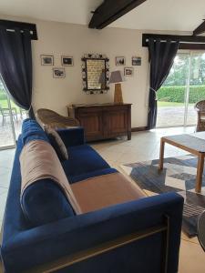 un soggiorno con un divano blu e un tavolo di Maison du parc - Château de Musigny a Musigny Altre 23 foto