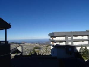 - un bâtiment avec vue sur la montagne dans l'établissement Studio cosy 4 pers, ski aux pieds, casier à skis, parkings gratuits, équipement complet inclus. - FR-1-602-4, à Arette 2 autres photos