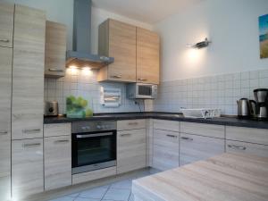 Kuchyň nebo kuchyňský kout v ubytování Ferienwohnung Plötz- mit Sonnenterrasse und E- Auto Ladestation