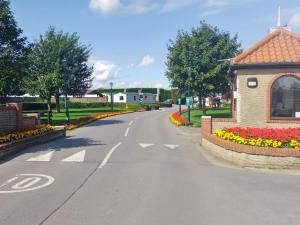 una calle vacía con flores y un edificio en 41 Park Lane Patrington Haven 2 bedrooms sleeps 6 five stars park, en Patrington