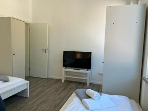 a room with a tv and a bed and a tvicterictericterictericter at Convenient Apartment for 3 in Offenbach