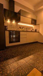 cocina con electrodomésticos blancos y suelo de baldosa. en Saliscendi in centro, en Putignano