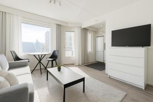 Televisyen dan/atau pusat hiburan di Tammer Huoneistot - City Suite 1 - Sauna, Balcony & Free parking +3 gambar