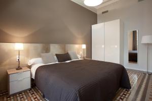 Posteľ alebo postele v izbe v ubytovaní Rent Top Apartments Rambla Catalunya