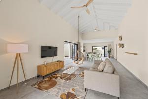 Μια τηλεόραση ή/και κέντρο ψυχαγωγίας στο Infinity Blue villa met privézwembad, Mambo Beach