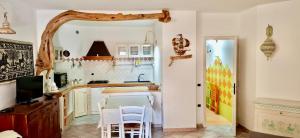 Кухня или мини-кухня в S Abba e Sa Pedra Sea Home
