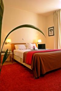 - une chambre d'hôtel avec un grand lit surmonté d'une arche dans l'établissement Semeli Hotel, à Athènes