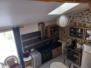 una cucina con lavello e fornello di Bâtisse Ardechoise avec piscine a Saint-Prix