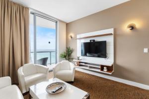 Μια τηλεόραση ή/και κέντρο ψυχαγωγίας στο Luxury Top-Level Oasis - Oceanfront Views & Resort Perks