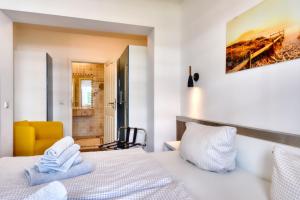 Postel nebo postele na pokoji v ubytování Ferienwohnung "Sonnendeck" in der Villa Seeadler Binz