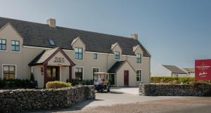um carrinho de golfe estacionado em frente a um edifício em Teach de Broc em Ballybunion