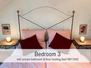 Postel nebo postele na pokoji v ubytování PAULIS cozy 4-bedroom vacation home - with 4 bathrooms sun terrace & sauna, nice to hike & bike, to chil & meet