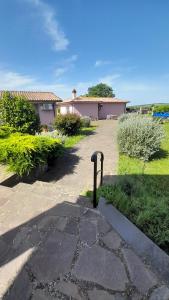 a stone walkway in a yard with a house at B&B Il Papavero in Tuscania