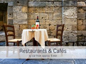 Restaurace v ubytování PAULIS cozy 4-bedroom vacation home - with 4 bathrooms sun terrace & sauna, nice to hike & bike, to chil & meet