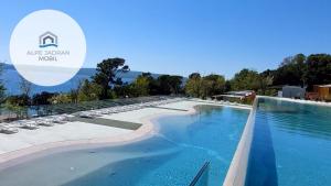 Bazén v ubytovaní MOBILE HOMES SELCE - ALPE JADRAN MOBIL - 631 alebo v jeho blízkosti