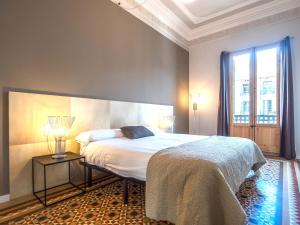 Posteľ alebo postele v izbe v ubytovaní Rent Top Apartments Rambla Catalunya