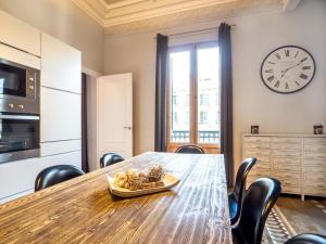 Kuchyňa alebo kuchynka v ubytovaní Rent Top Apartments Rambla Catalunya