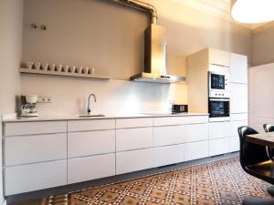Kuchyňa alebo kuchynka v ubytovaní Rent Top Apartments Rambla Catalunya