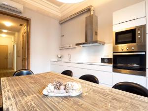 Kuchyňa alebo kuchynka v ubytovaní Rent Top Apartments Rambla Catalunya