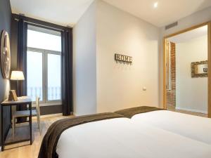 Posteľ alebo postele v izbe v ubytovaní Rent Top Apartments Rambla Catalunya