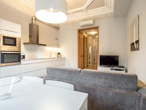 Kuchyňa alebo kuchynka v ubytovaní Rent Top Apartments Rambla Catalunya
