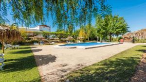 ein Bild von einem Swimmingpool in einem Hof in der Unterkunft Cortijo Carrillo Antequera by Ruralidays in Antequera