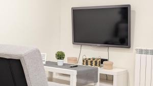 a flat screen tv hanging on a wall at Apartamento Billa d Aro in Haro