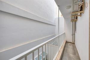 梅利哈Rooftop Pool Sensations Apartments all with WIFI and AC by 360 Estates的白色墙壁的建筑中的楼梯 更多37张照片