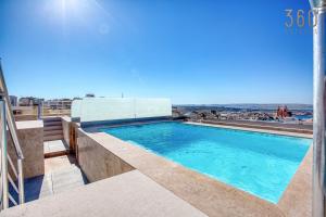 Rooftop Pool Sensations Apartments all with WIFI and AC by 360 Estates内部或周边的泳池