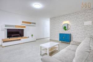 Rooftop Pool Sensations Apartments all with WIFI and AC by 360 Estates的休息区