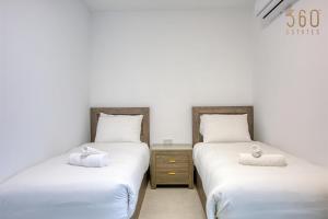 Rooftop Pool Sensations Apartments all with WIFI and AC by 360 Estates客房内的一张或多张床位