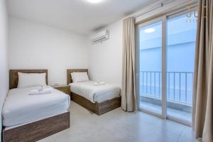 Rooftop Pool Sensations Apartments all with WIFI and AC by 360 Estates客房内的一张或多张床位